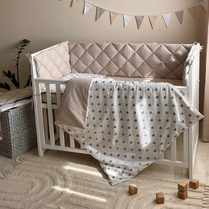 Set lenjerie de schimb pentru patut bebe 3 piese Inimioare bej-gri (1)